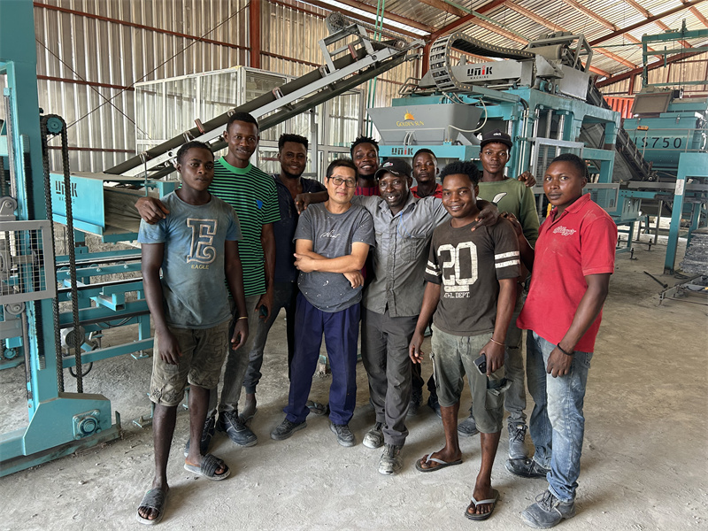 நைஜீரியாவில் விற்பனைக்கு கான்கிரீட் பிளாக் மோல்டிங் மெஷின்: UNIK மெஷினரி தனித்து நிற்கிறது