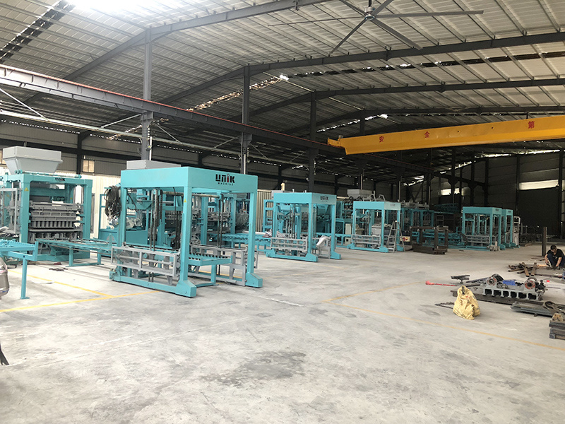 கான்கிரீட் தொகுதி இயந்திரங்களுக்கான இறுதி வழிகாட்டி: நீங்கள் தெரிந்து கொள்ள வேண்டிய அனைத்தும்